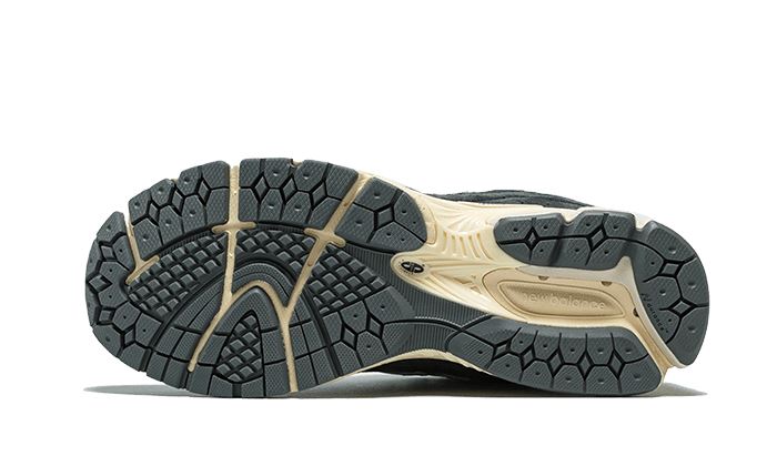 New Balance 2002R Black Dark Grey – limitierter Sneaker bei Shade Studios