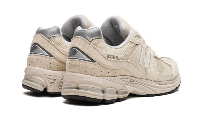 New Balance 2002R Light Bone Aluminium – limitierter Sneaker bei Shade Studios