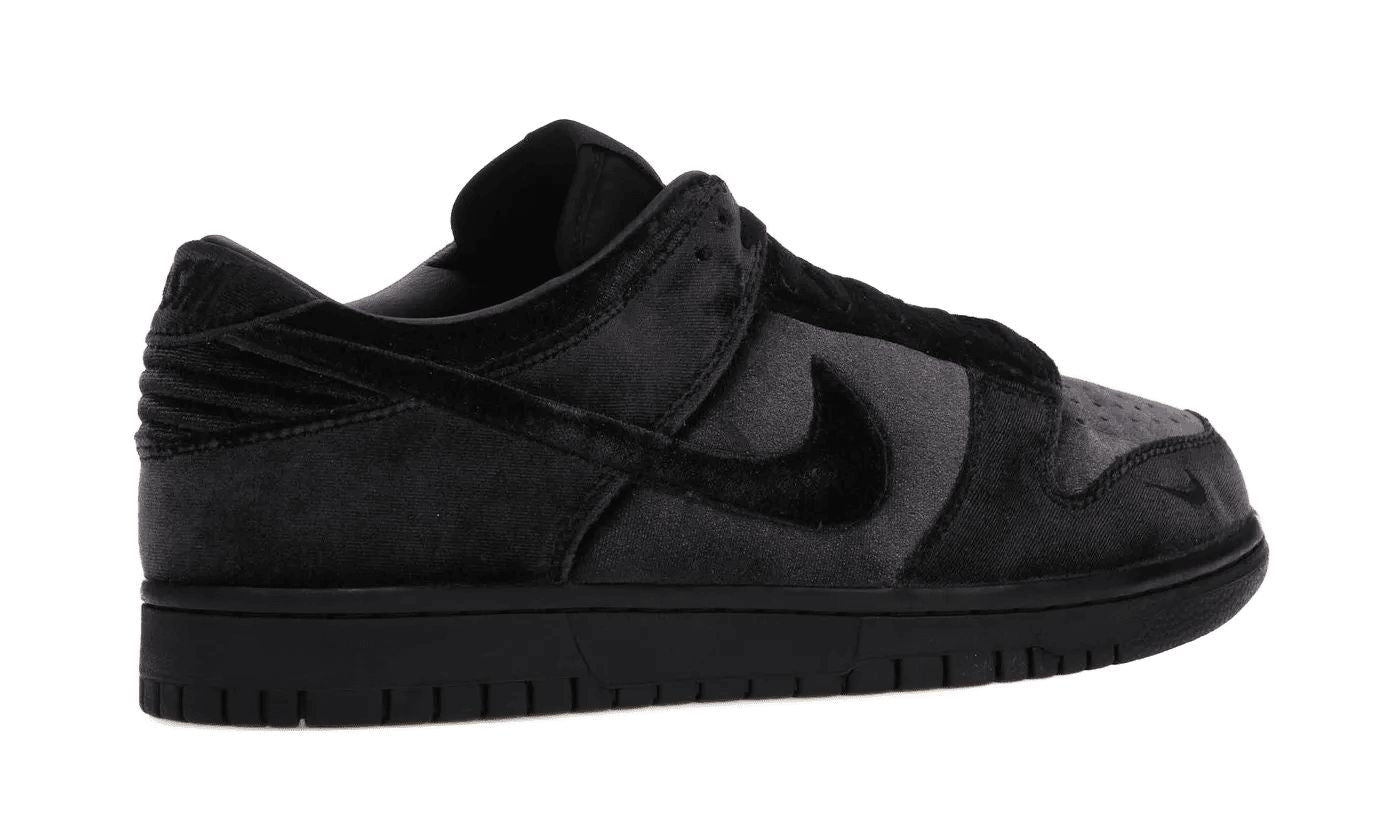 Nike Dunk Low Dover Street Market Triple Black Velvet – limitierter Sneaker bei Shade Studios