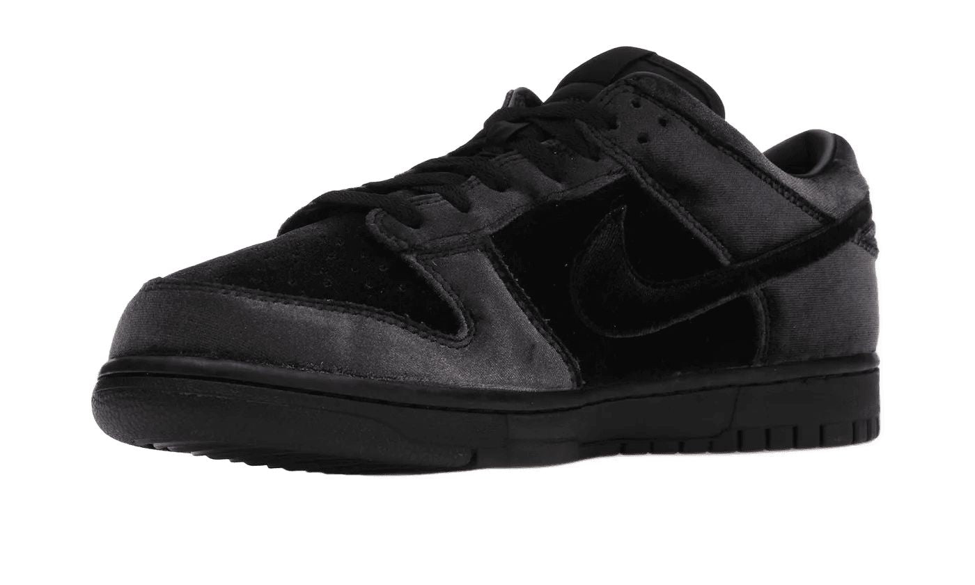 Nike Dunk Low Dover Street Market Triple Black Velvet – limitierter Sneaker bei Shade Studios