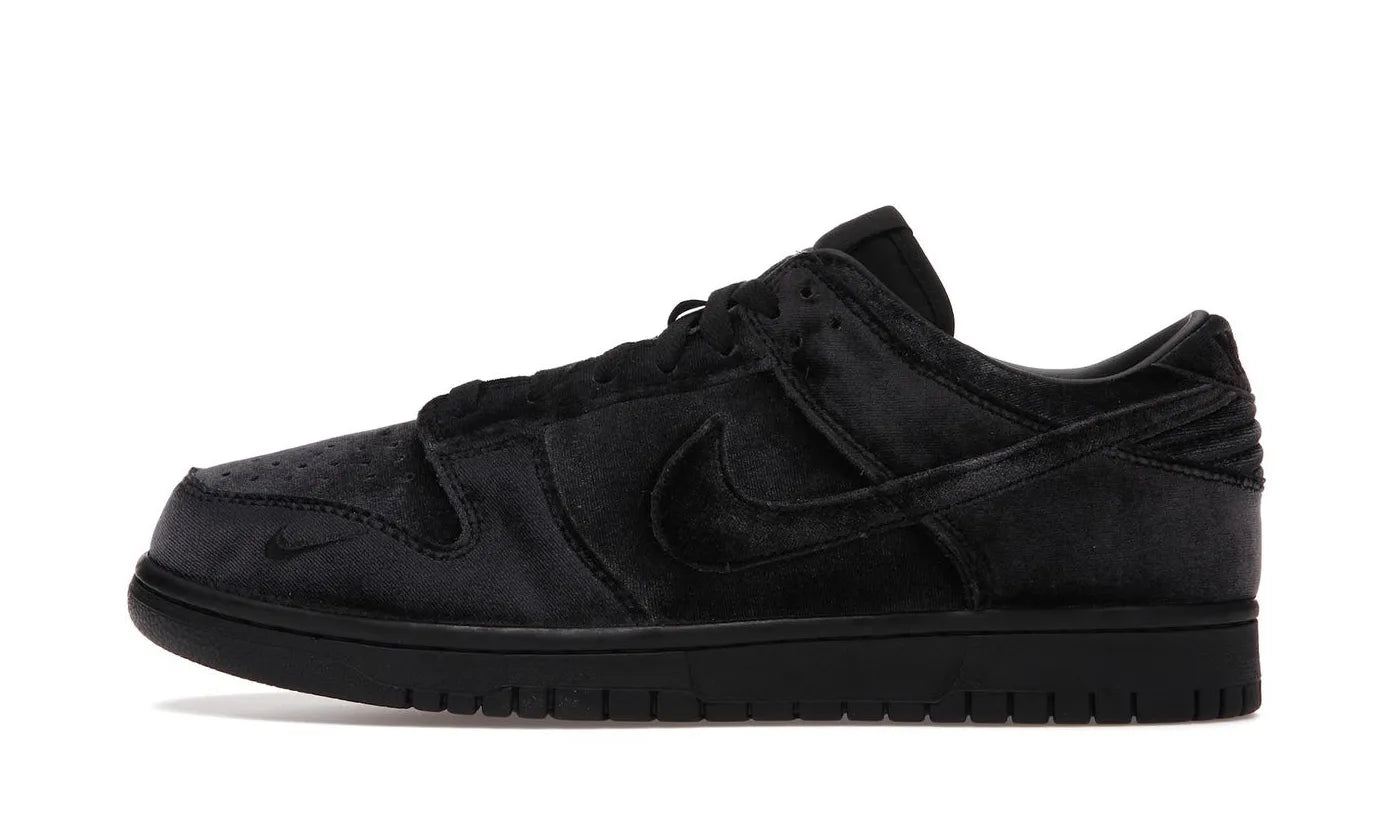 Nike Dunk Low Dover Street Market Triple Black Velvet – limitierter Sneaker bei Shade Studios