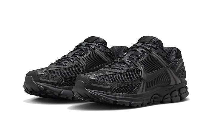 Nike Vomero 5 Triple Black – limitierter Sneaker bei Shade Studios