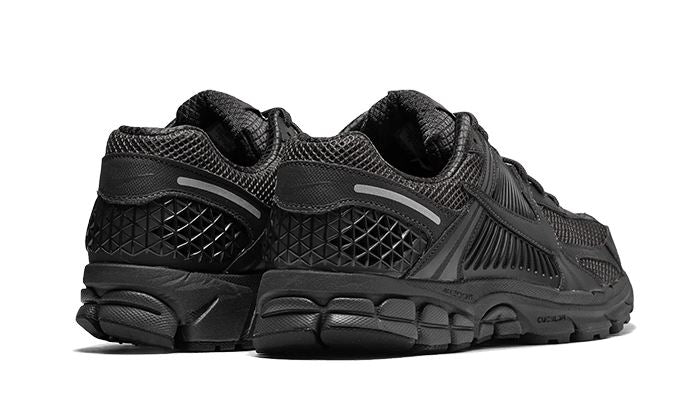Nike Vomero 5 Triple Black – limitierter Sneaker bei Shade Studios