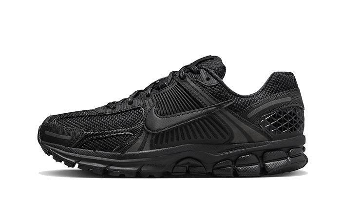 Nike Vomero 5 Triple Black – limitierter Sneaker bei Shade Studios