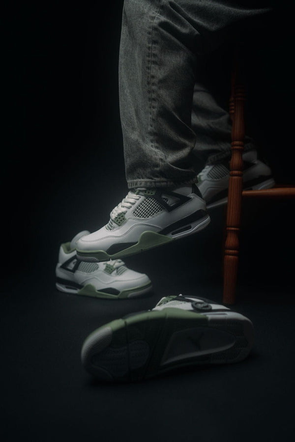 ir Jordan 4 Seafoam Sneaker in grünem und weißem Farbdesign, mit klassischem Jordan-Logo und sichtbarer Air-Sohle. Der Schuh ist modern und stylish und eignet sich für sportliche und urbane Outfits.