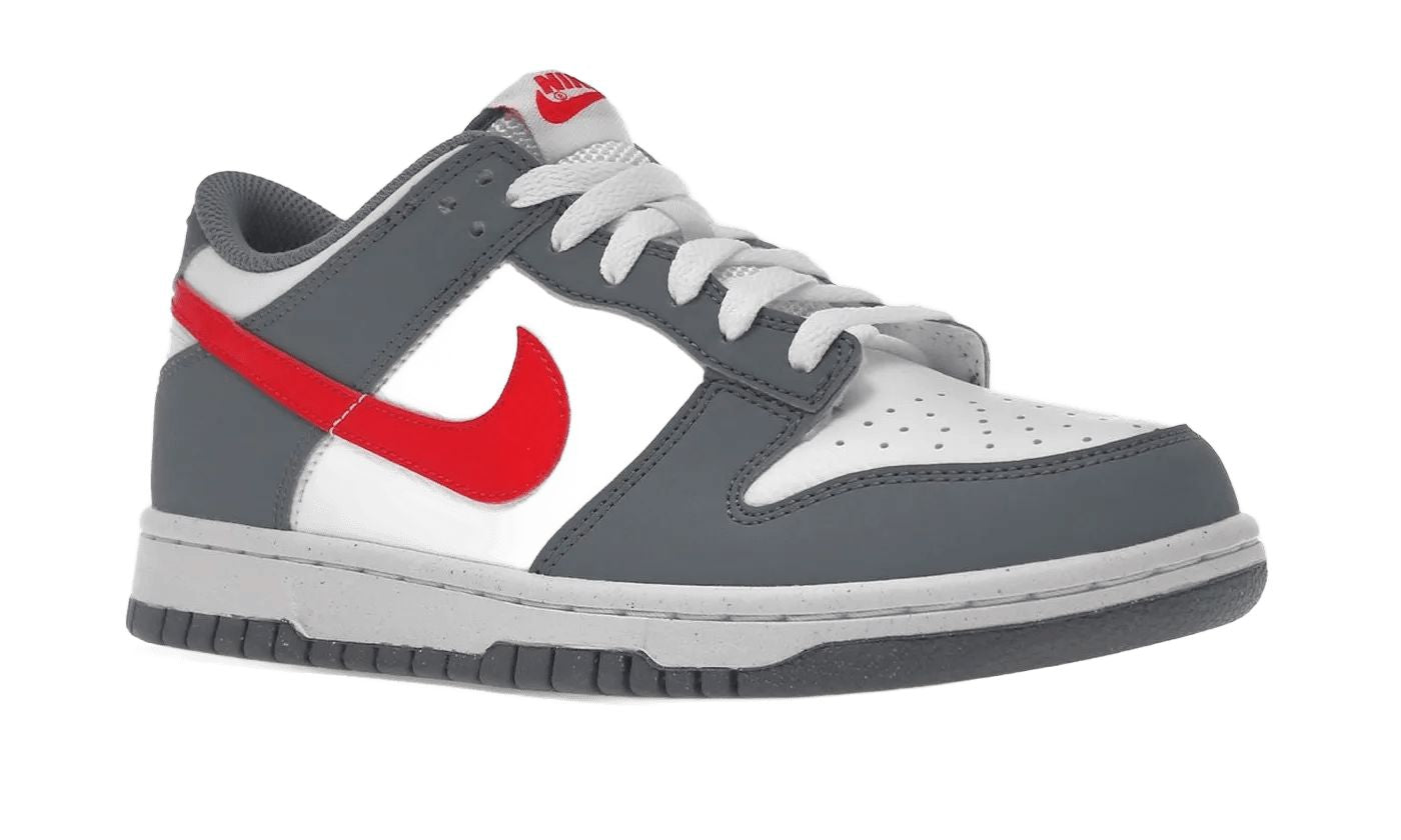 Dunk Low Next Nature Smoke Grey Light Crimson – limitierter Sneaker bei Shade Studios