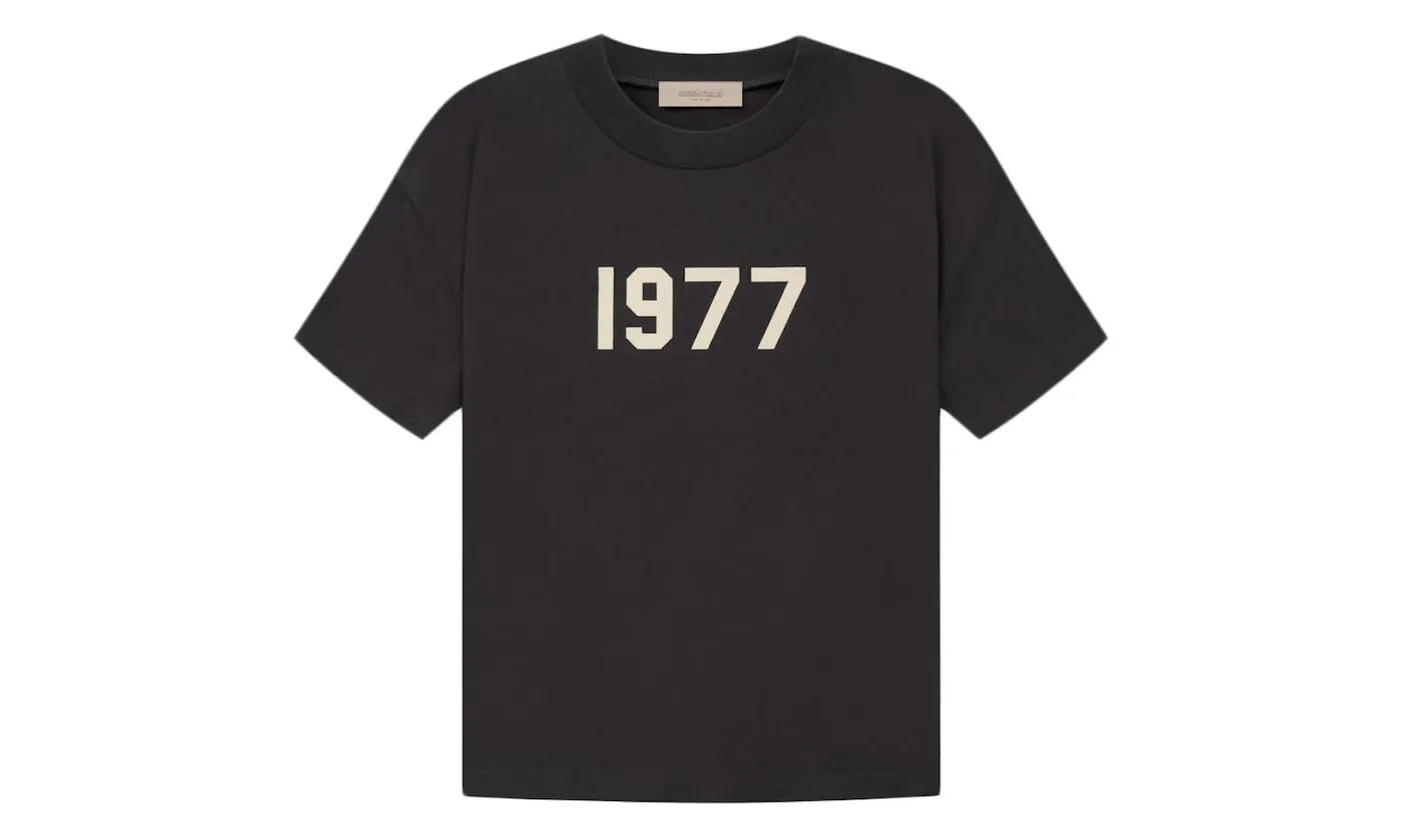 Fear of God Essentials 1977 T-shirt Iron – limitierter Sneaker bei Shade Studios