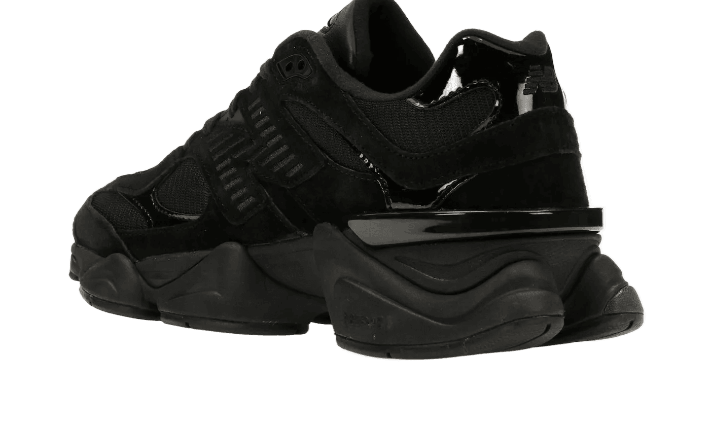 New Balance 9060 Triple Black Patent – limitierter Sneaker bei Shade Studios