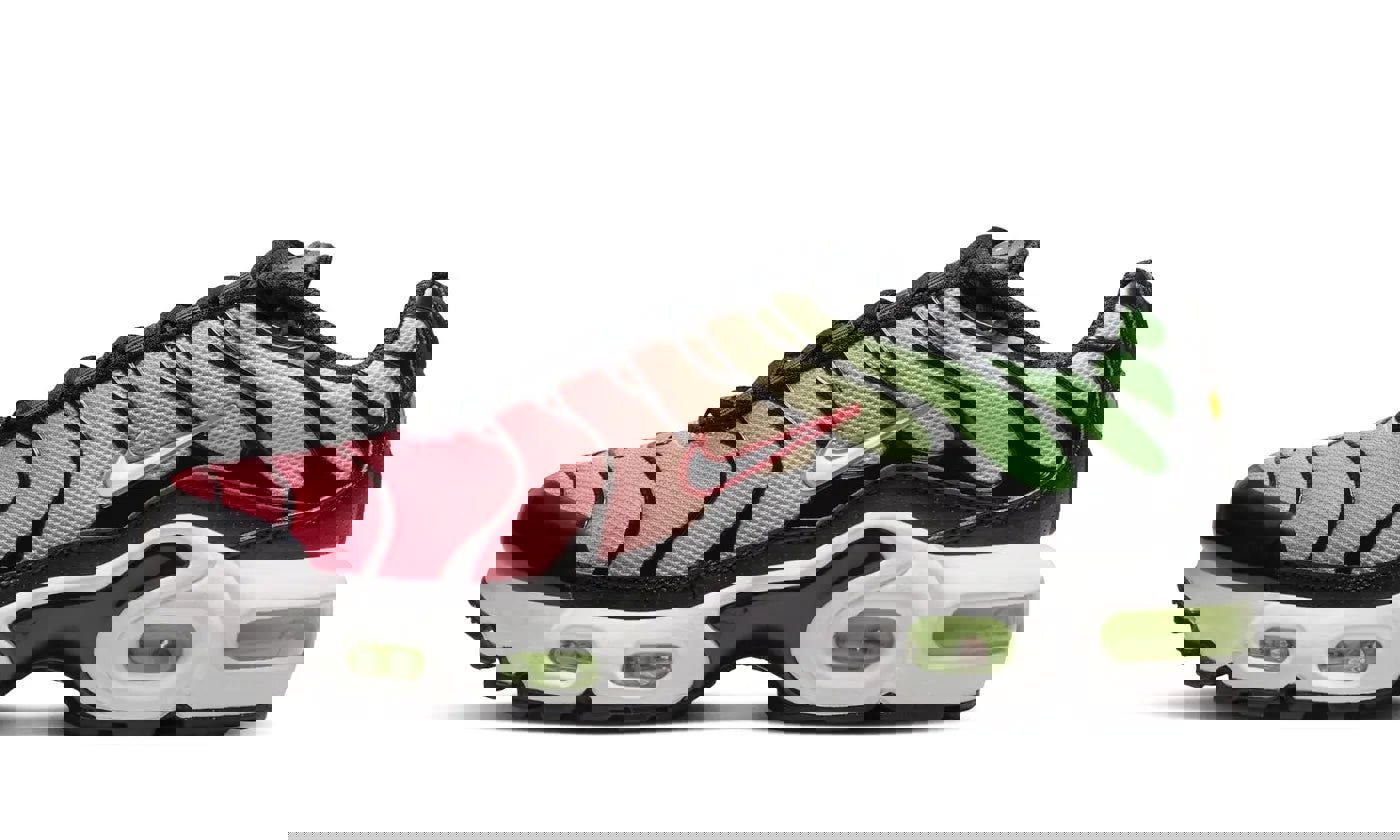 Nike Air Max Plus Black Green Strike Flash Crimson White