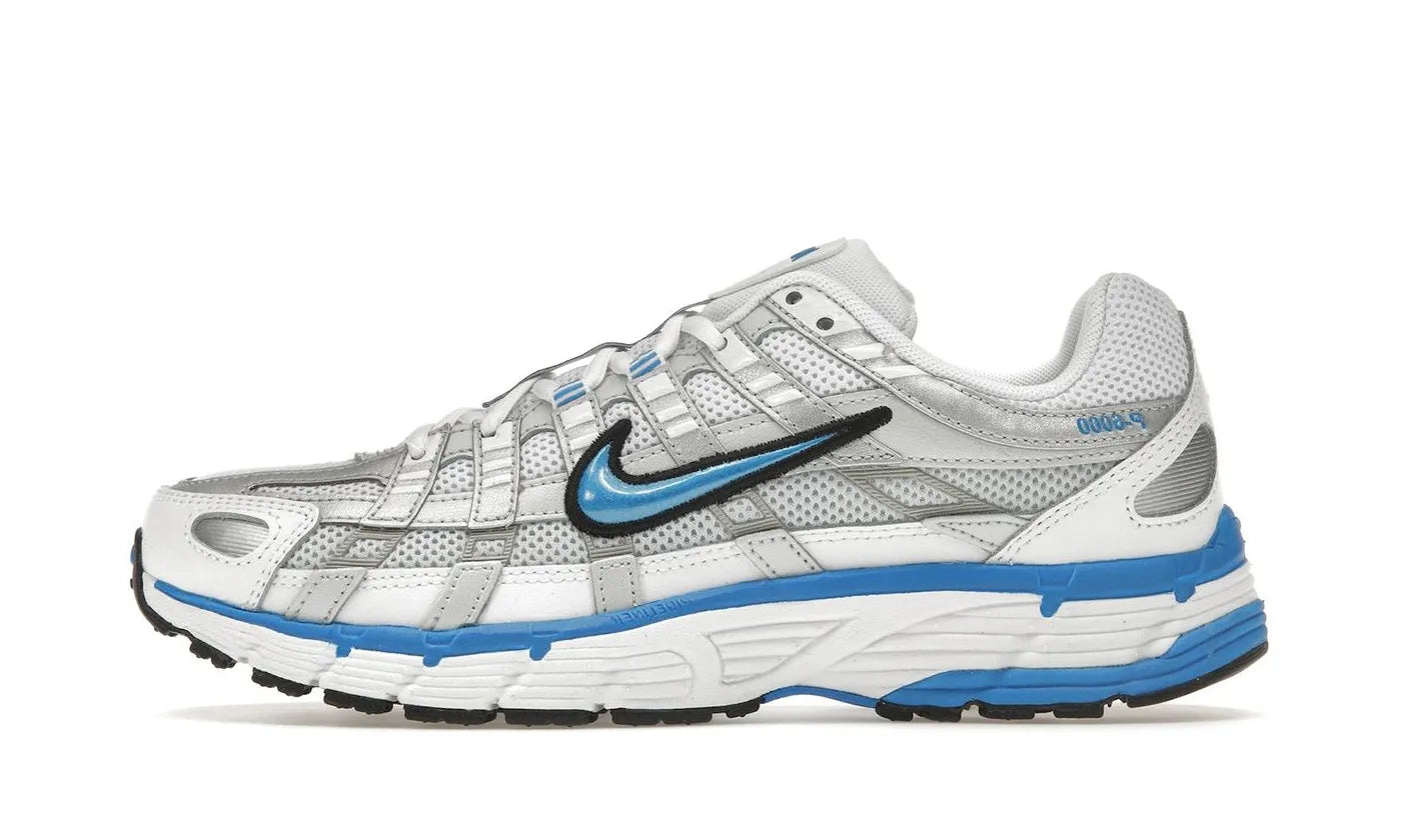 Nike P-6000 Metallic Platinum Photo Blue – limitierter Sneaker bei Shade Studios
