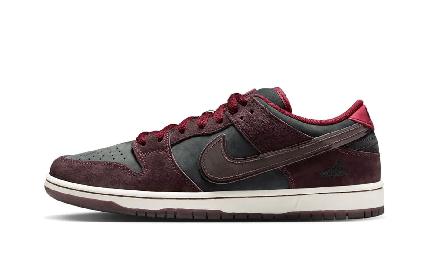 Nike SB Dunk Low Riot Skateshop – limitierter Sneaker bei Shade Studios