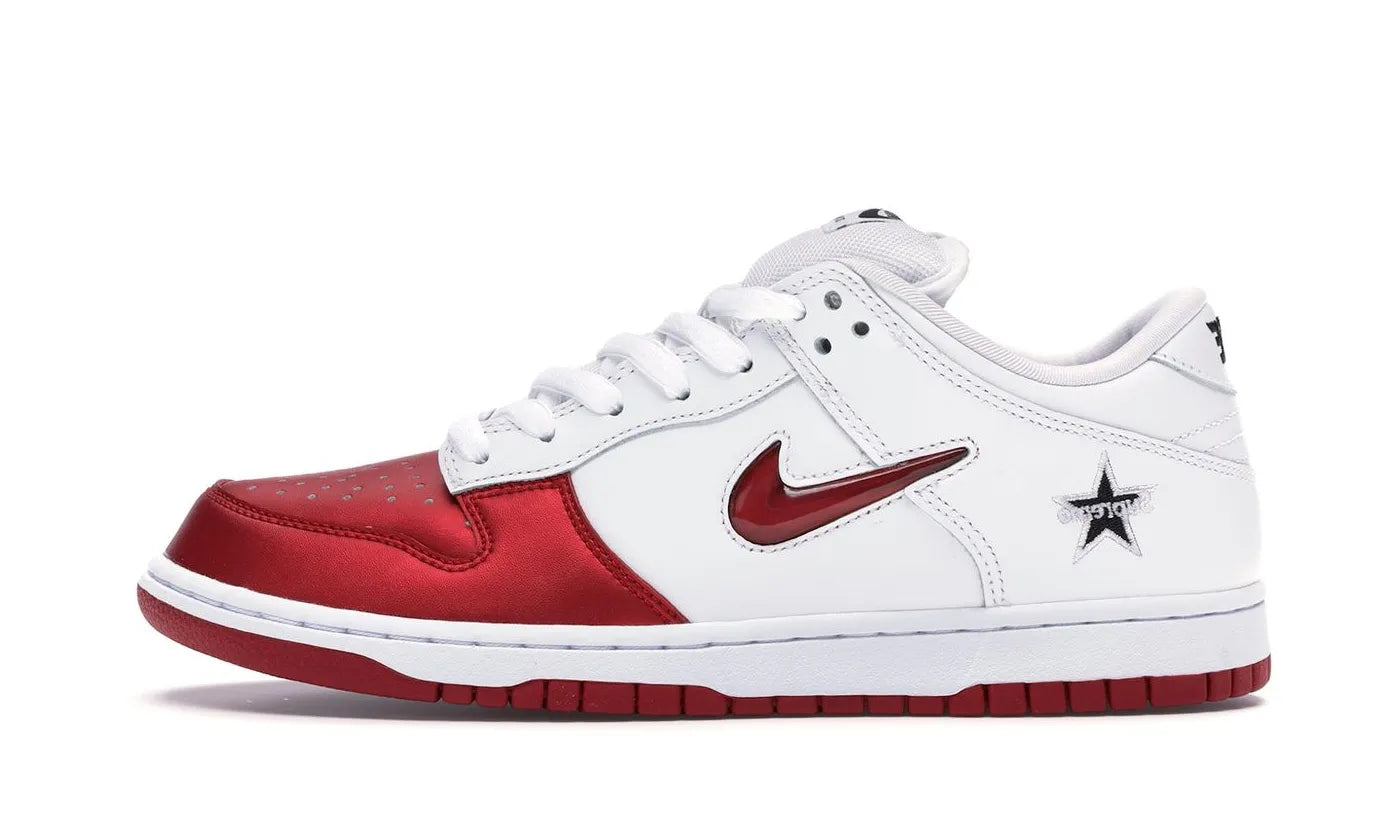 Nike SB Dunk Low Supreme Jewel Swoosh Red – limitierter Sneaker bei Shade Studios