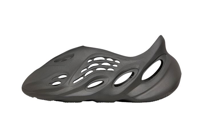Yeezy Foam RNNR Carbon – limitierter Sneaker bei Shade Studios