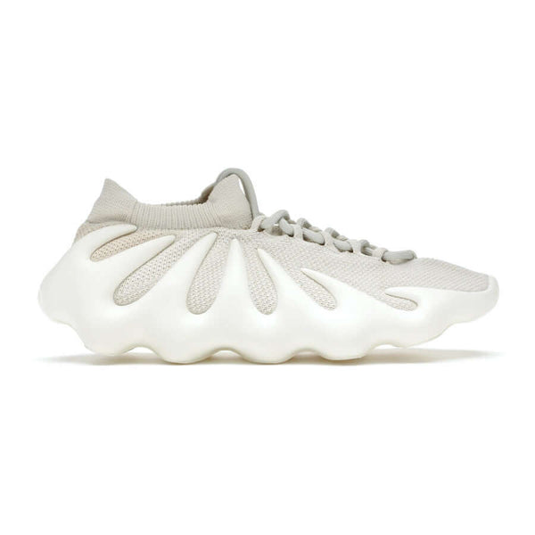 Dieses Bild zeigt einen Cloud White Sneaker von Adidas Yeezy, dieser wurde bekannt durch Kanye West