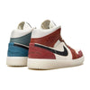 Dieses Bild zeigt einen Nike Air Jordan 1 Mid Sneaker in blau und rot