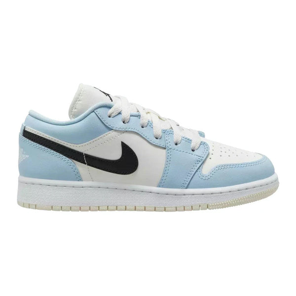 Dieses Bild zeigt einen Nike Air Jordan 1 Low Sneaker in hellen farben blau