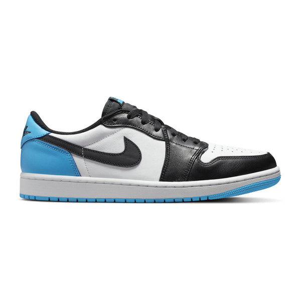Dieses Bild zeigt einen Nike Air Jordan 1 Low Sneaker in blau schwarz
