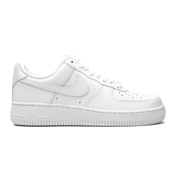 Dieses Bild zeigt einen Nike Air Force 1 Sneaker in weiß