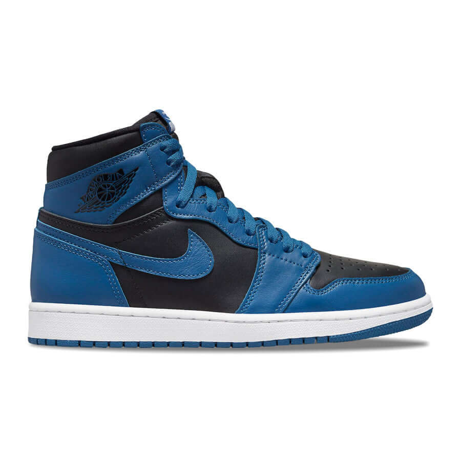 Dieses Bild zeigt einen Nike Air Jordan 1 High Sneaker in hellen farben mit blau