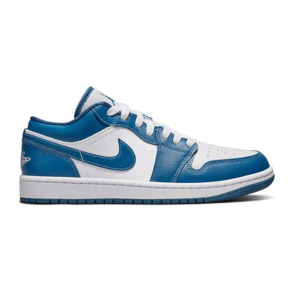 Dieses Bild zeigt einen Nike Air Jordan 1 Low Sneaker in blau
