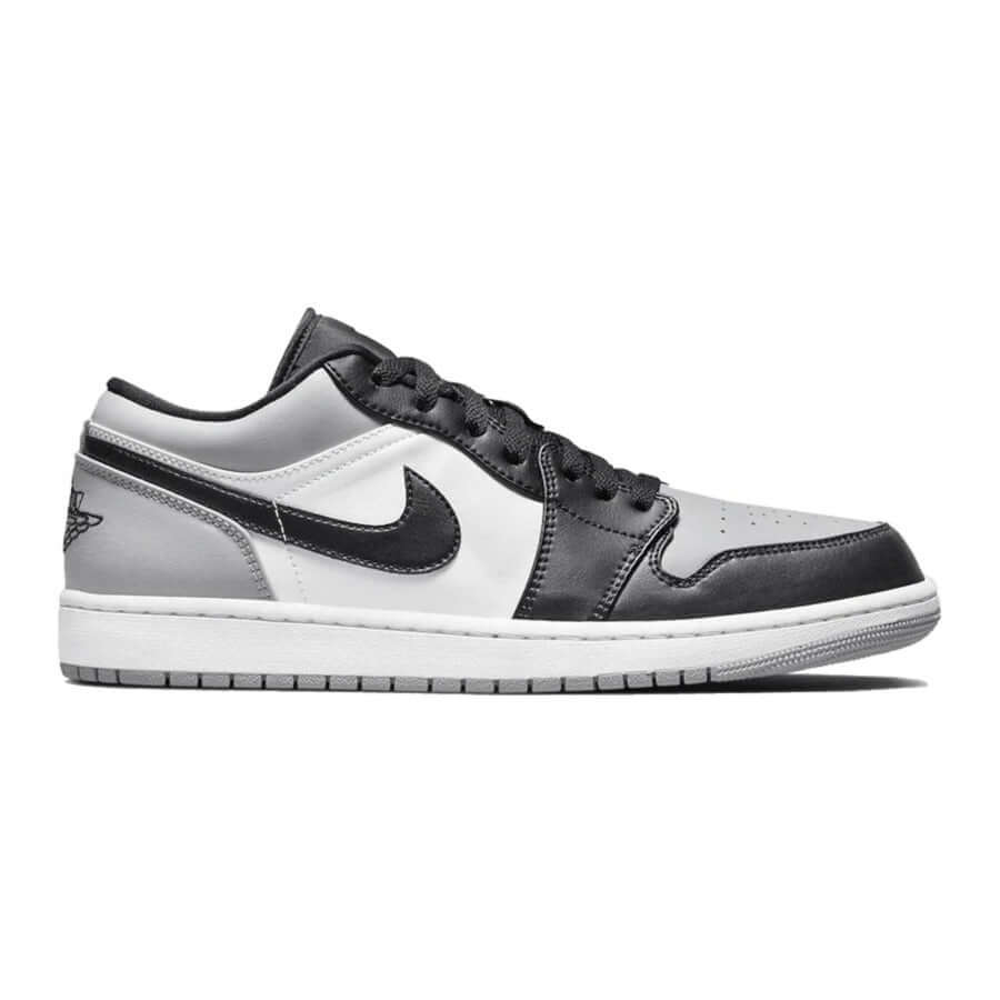 Dieses Bild zeigt einen Nike Air Jordan 1 Low Sneaker in grau