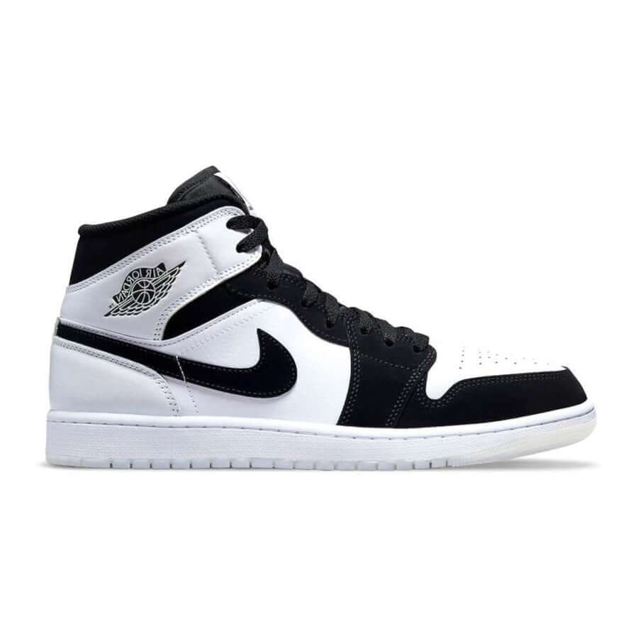 Dieses Bild zeigt einen Nike Air Jordan 1 Mid Sneaker in Weiß und Schwarz
