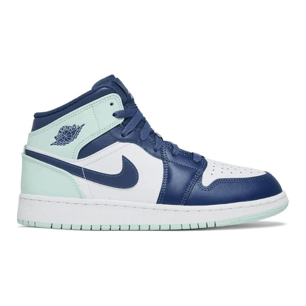 Dieses Bild zeigt einen Nike Air Jordan 1 Mid Sneaker in mint und blau