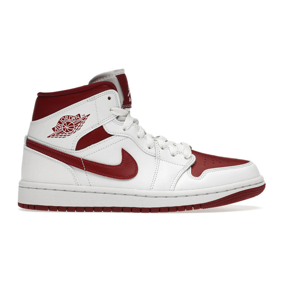Dieses Bild zeigt einen Nike Air Jordan 1 Mid Sneaker in weiß mit rotem swoosh