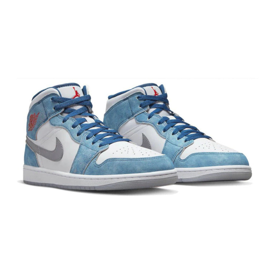 Dieses Bild zeigt einen Nike Air Jordan 1 Mid Sneaker in hellen farben und blau hyper royal