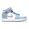 Dieses Bild zeigt einen Nike Air Jordan 1 Mid Sneaker in hellen farben und blau hyper royal