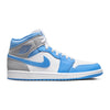 Dieses Bild zeigt einen Nike Air Jordan 1 Mid Sneaker in blau und grau university blue