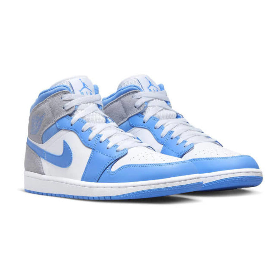Dieses Bild zeigt einen Nike Air Jordan 1 Mid Sneaker in blau und grau university blue