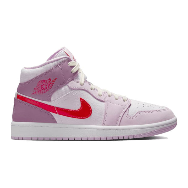 Dieses Bild zeigt einen Nike Air Jordan 1 Mid Sneaker in rosa pink