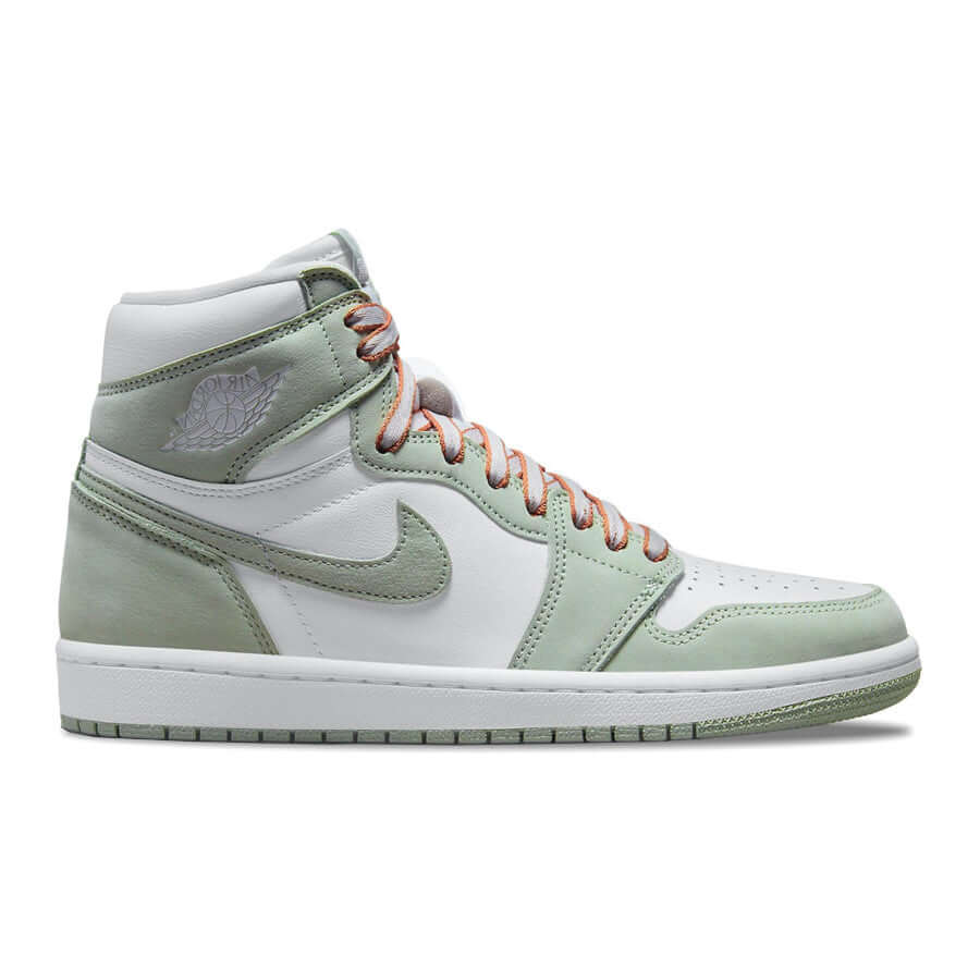 Dieses Bild zeigt einen Nike Air Jordan 1 High Sneaker in grün seafoam