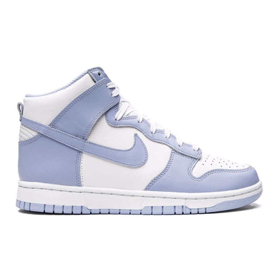 Dieses Bild zeigt einen Nike Dunk High Sneaker in hellen farben blau