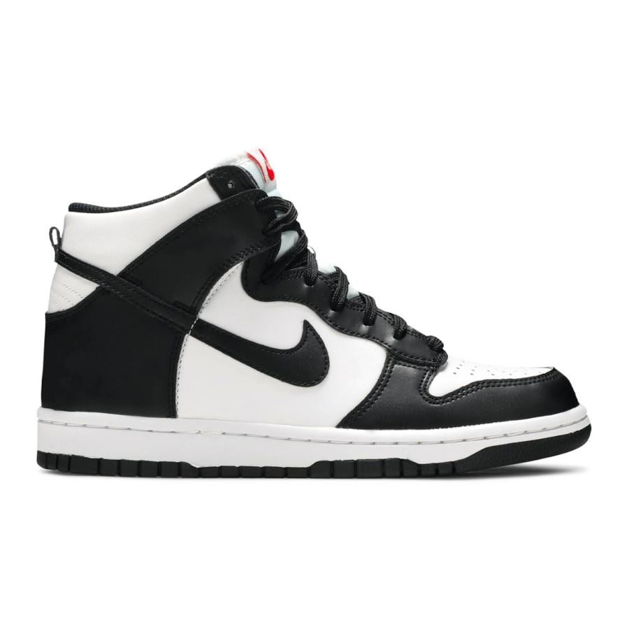 Dieses Bild zeigt einen Nike Dunk High Sneaker in schwarz panda