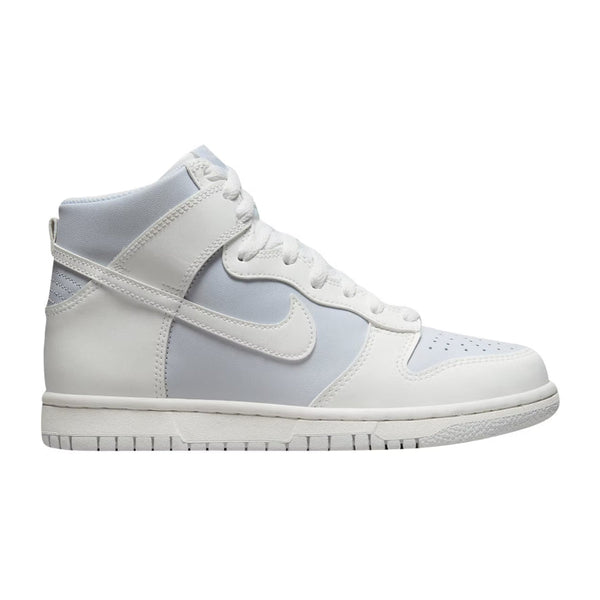 Dieses Bild zeigt einen Nike Dunk High Sneaker in hellen farben weiß grau