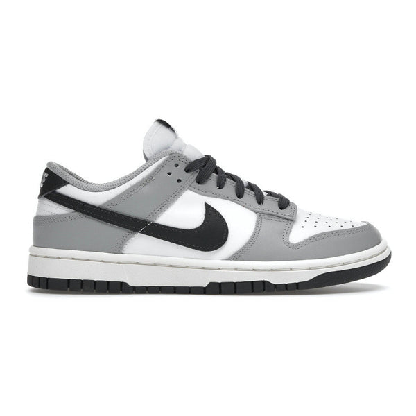 Dieses Bild zeigt einen Nike Dunk Low Sneaker in grau
