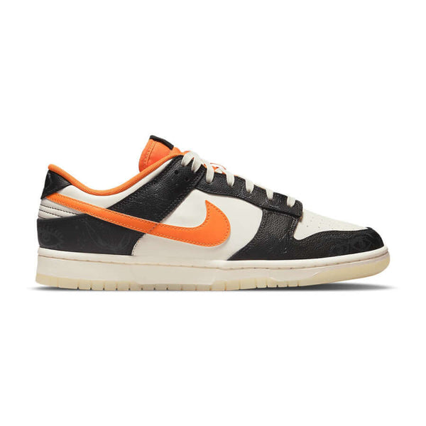 Dieses Bild zeigt einen Nike Dunk Low Sneaker in hellen farben halloween orange schwarz weiß
