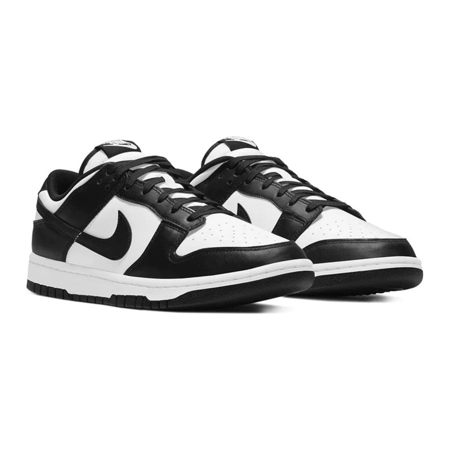 Dieses Bild zeigt einen Nike Dunk Low Sneaker in hellen farben panda weiß schwarz