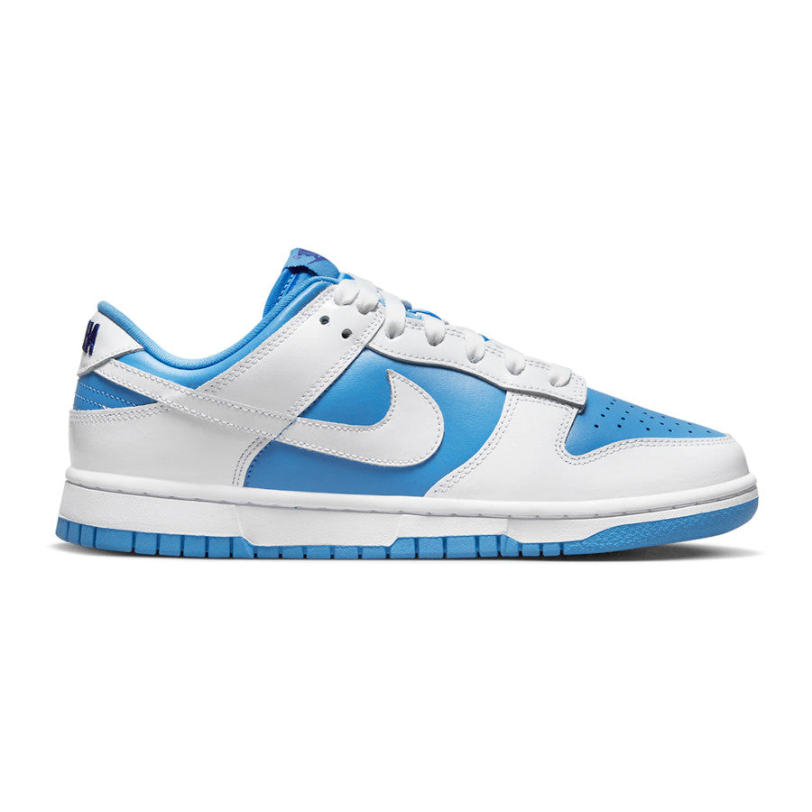 Dieses Bild zeigt einen Nike Dunk Low Sneaker in hellen farben university blue