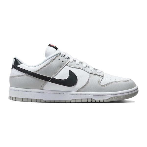 Dieses Bild zeigt einen Nike Dunk Low Sneaker in hellen farben grau