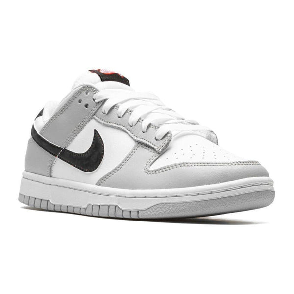 Dieses Bild zeigt einen Nike Dunk Low Sneaker in hellen farben grau