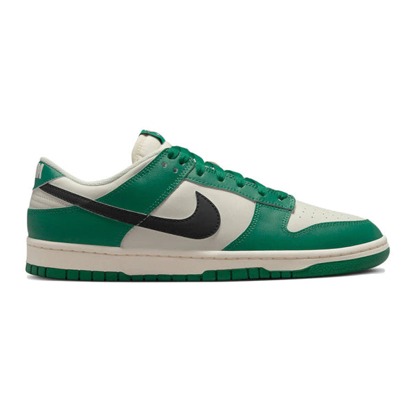 Dieses Bild zeigt einen Nike Dunk Low Sneaker in hellen farben grün